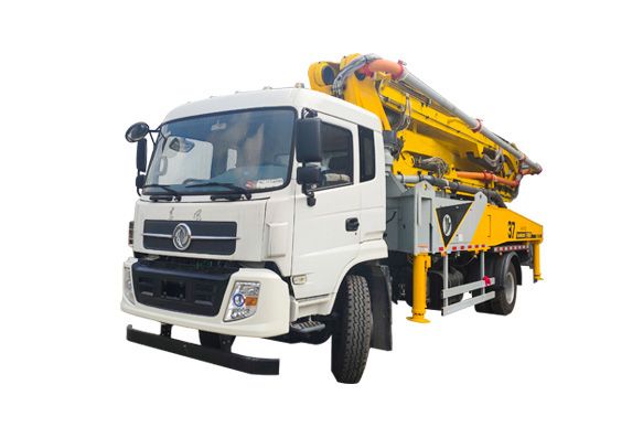 現(xiàn)在在農(nóng)村市場建房、水利、道路施工的比較多，混凝土的需求量越來越大，所以38米攪拌泵車市場需求越來越大。大部分在城里務(wù)工的工友看到了這個市場的商機，都選擇購買38米攪拌泵車回家創(chuàng)業(yè)致富。但是小博在此還是給大家提醒下：市場前景雖好，購買依然需謹(jǐn)慎！  攪拌泵車  購機前的注意事項，需考慮做前期市場調(diào)查的問題：  1、你是否對設(shè)備有足夠的了解，具體施工情況了解嗎?  2、你所在的地方區(qū)域，目前房建、水利市場如何，是否有攪拌泵車的需求？  3、你老家的目前商品混凝土的價格？市場需求是否現(xiàn)場攪拌混凝土？  4、市場的前景預(yù)期，至少要考慮三到五年？  5、你是否能夠吃苦？雖然38米攪拌泵車提高了效率、節(jié)省勞動力，但搞混凝土澆筑這一行，畢竟還是比較辛苦。要做好心理準(zhǔn)備。  6、設(shè)備操作人員的統(tǒng)籌，需要操作人員4-5名，都需要能吃苦喲！哪里的錢都不好賺。  7、充足的資金準(zhǔn)備，購買設(shè)備一般在60-120萬之間，雖然廠家會給你提供了融資平臺，但是首付款您還是要準(zhǔn)備的。  以上市場調(diào)查了解清楚以后再購買攪拌泵車是不是更安心呢，詳細(xì)各位把設(shè)備買回家，要不了多少就可以回本了~